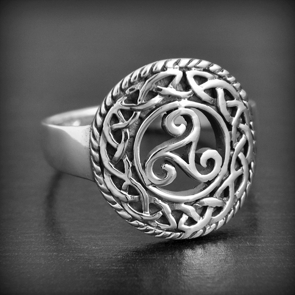 Bague en argent Ajourée Celtique, d'un triskel entouré d'entrelacs formant un cercle, beau volume...