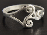 Bague en argent d'un beau triskel ajouré, c'est un modèle mixte (h:11mm).