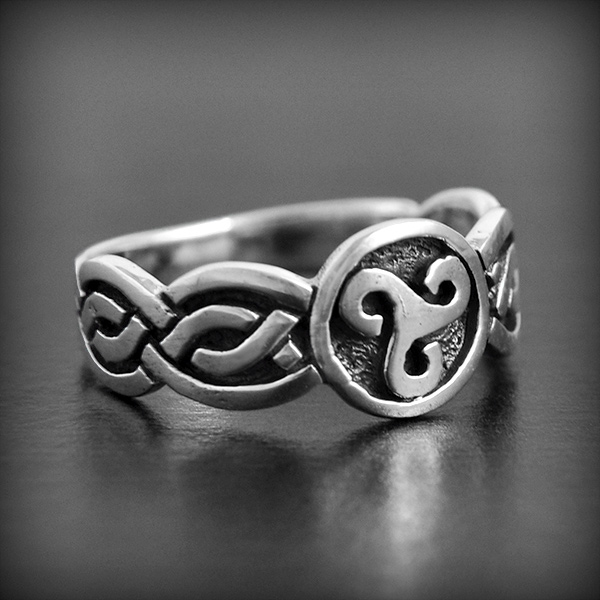 Bague en argent d'un triskel cerclé et entrelacs tressés de chaque cotés(h:9mm)