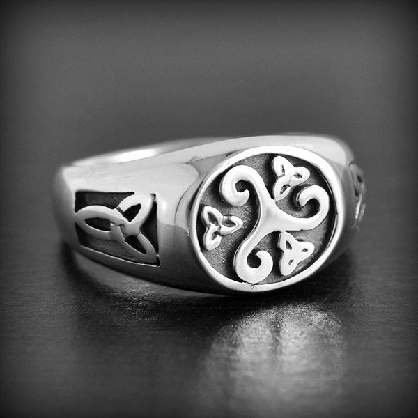 Chevalière en argent, modèle intemporel d'un Triskel de belle grosseur, et gravé d'entrelacs...