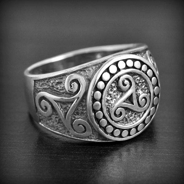 Bague en argent  d'un beau Triskel Breton cerclé au centre de part et d'autre, deux grands...