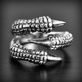 Bague en argent d'une patte de dragon avec trois belles griffes, ce modèle est modérément...