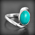 Bague en argent d'un cabochon de Turquoise Matrix (veinée) de belle grosseur sertie et joliment...