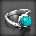 Bague en argent d'une pierre de turquoise Matrix sertie de façon asymétrique (h11mm).