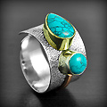 Magnifique bague ouverte d'un anneau en argent martelé orné de deux pierres de Turquoise...