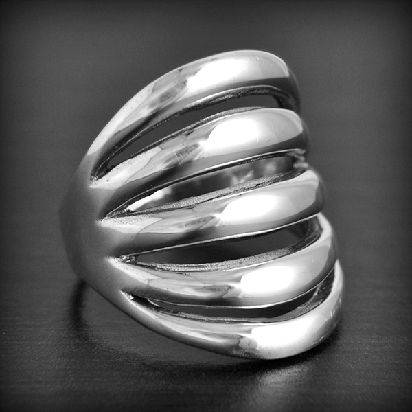 Elégante bague en argent composée de vagues bombées et ajourées (h:25mm).
