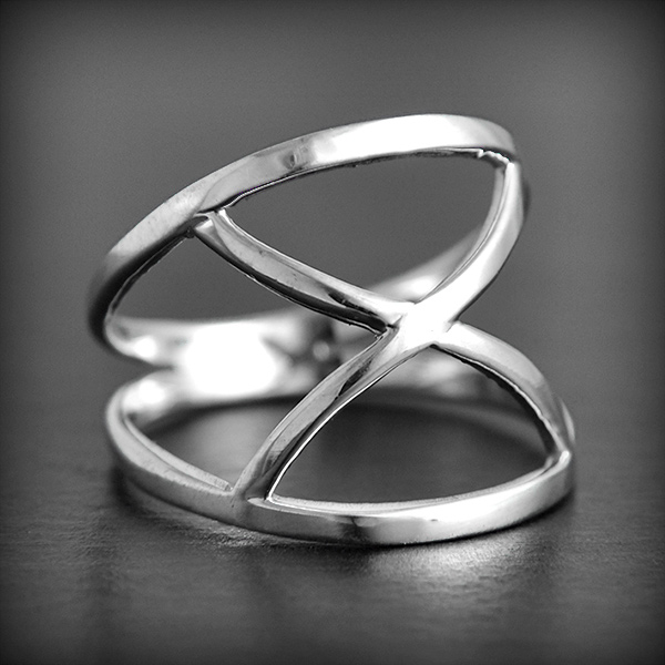Bague en fils d' argent formant un X sur le dessus du doigt, modèle très design (h:20mm)