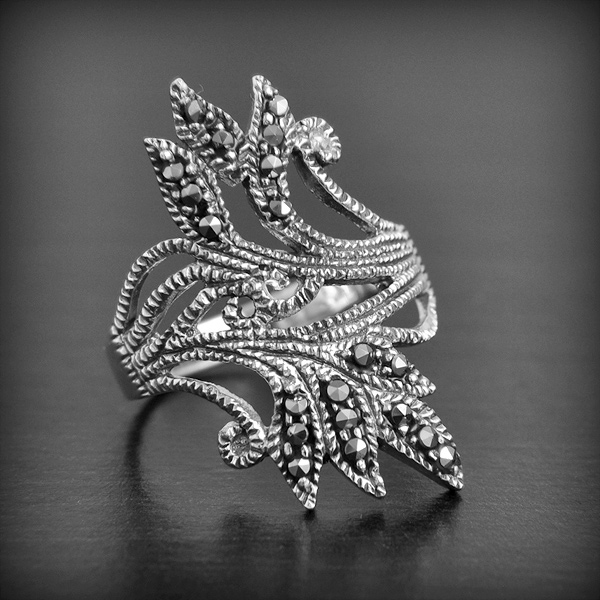 Bague en argent de jolis feuillage incrustés de marcassites (h:30mm).