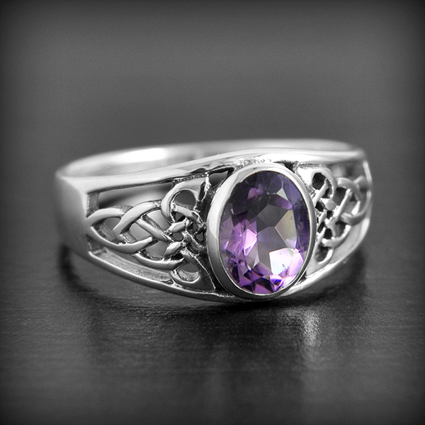 Bague en argent sertie d'une pierre, au choix, d'Améthyste ou Topaze bleue facettée, ornée de...