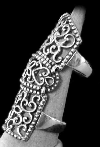 Très belle bague en argent longue, elle couvre le doigt comme une armure, réglable de 58 à 64,...