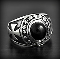 Belle bague en argent biker sertie d' un onyx noir reconstitué et orné d'une croix de malte de...