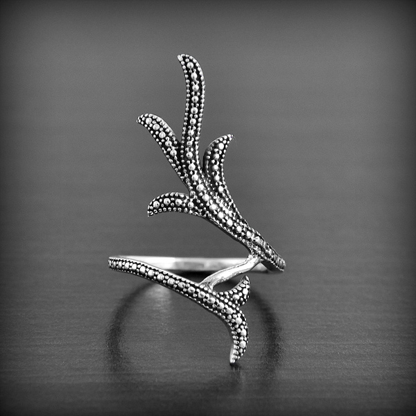 Jolie bague en argent d'une petite branche délicatement ciselée, ce modèle est modérément...