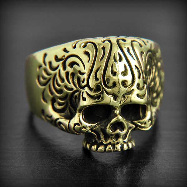 Jolie bague en bronze d'un crâne très légèrement bombé de bonne taille et délicatement ciselée...