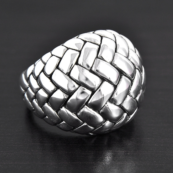 Magnifique bague en argent plutôt chic, avec une texture de natte sur tout le dessus, d'un beau...