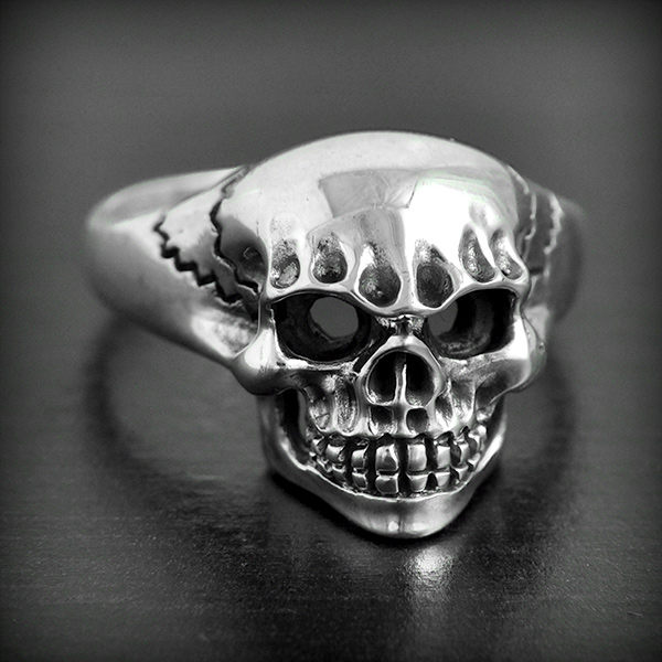 Bague crâne en argent de taille moyenne avec les orbites ajourés (h:17mm).