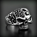 Bague en argent tête de mort fleur de Lys, coeur et zirconium noirs joliments parsemés  (h:22mm).