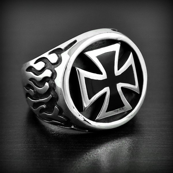 Bague en argent de la célèbre croix des templiers avec émail noir et cerclée en relief, la...