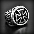 Bague en argent de la célèbre croix des templiers avec émail noir et cerclée en relief, la...