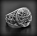 Superbe bague en argent très travaillée sertie de zirconiums noirs formant une croix des...