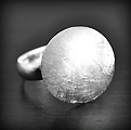 Très jolie bague argent composée d'un disque moyen bombé et brossé procurant de subtils reflets...