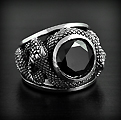 Joli modèle de bague en argent de deux serpent en volume enroulés autour d'un zirconium noir...