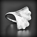 Bague en argent d'une jolie feuille de Ginkgo (gingembre) dont la tige enroulée forme la monture,...