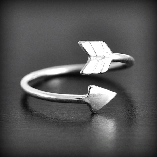 Jolie bague en argent ouverte d'une flèche enroulée (h:5mm). Fabrication française.