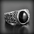 Belle bague en argent ornée d'une pierre d'onyx et de motifs en relief sur les côtés (h:15mm).