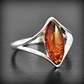 Bague en argent sertie d'une pierre d'ambre oblongue couleur cognac sur monture élégante en...