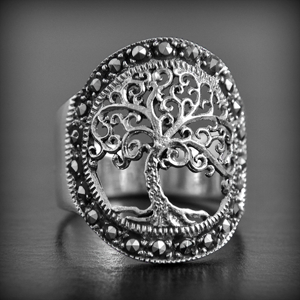 Bague en argent originale avec un joli arbre de vie filigrane auréolé de marcassites (h:20mm)