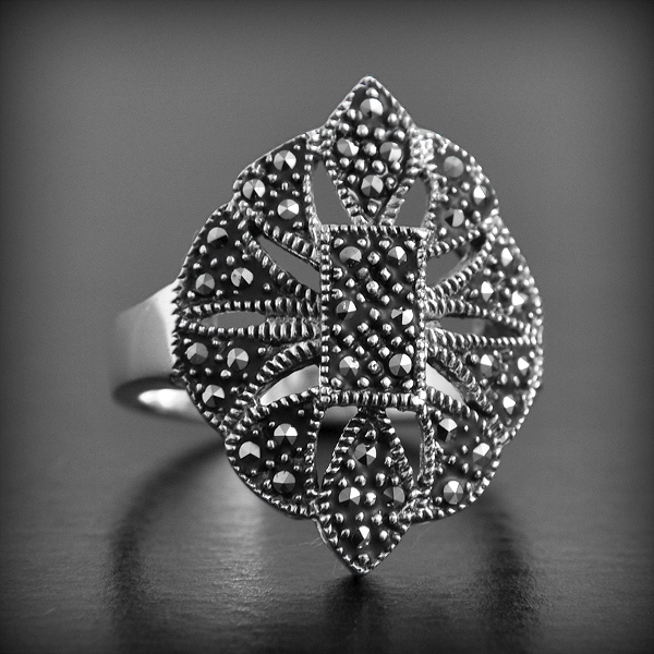 Jolie bague avec marcassites en argent, reproduction d'ancien, beau volume (h:25mm)