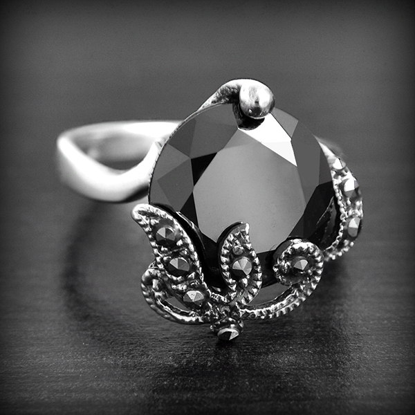 Très jolie bague en argent composé d'un zirconium noir facetté de belle taille serti par un joli...