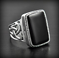 Superbe bague en argent montée d'une onyx noire, la monture est ornée d'un symbole trinité en...