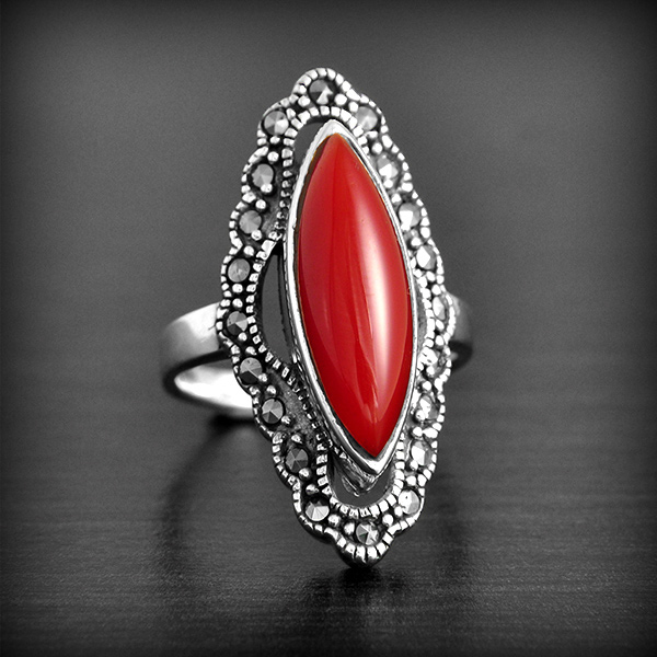 Très jolie bague marquise en argent sertie d'une onyx rouge en amande, et parée de marcassites...