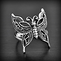Bague en argent d'un superbe papillon ajouré de motifs ethniques (h:21mm).