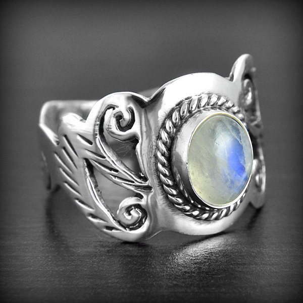Élégante bague en argent de style typiquement indien ornée d'une petite Pierre de Lune (h:15mm).