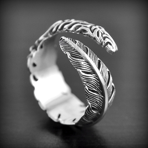 Bague en argent  d'une jolie plume de taille moyenne enroulée (h:8mm)