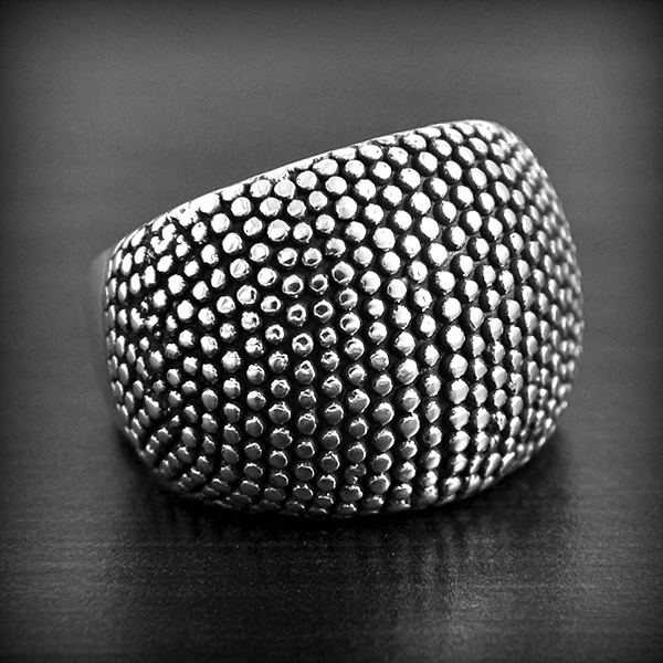 Bague Jonc large en argent décoré de petits pointillés, façon Galuchat. C'est un modèle creux et...