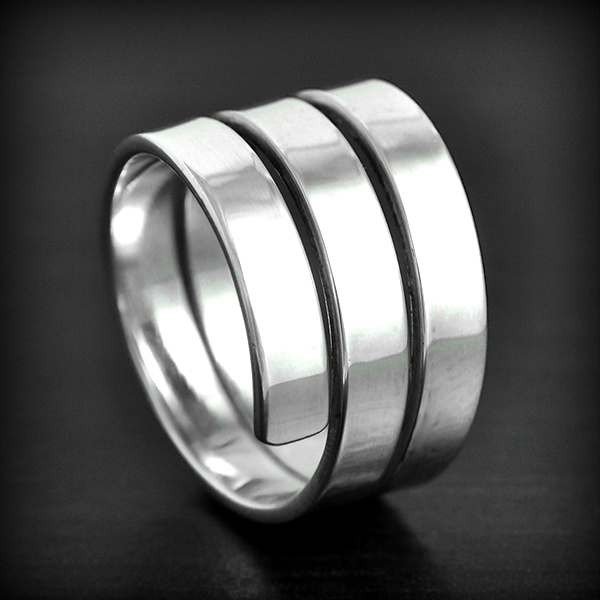 Bague en argent au design moderne, d'un ruban enroulé sur 3 tours en polissage miroir (h:12mm).