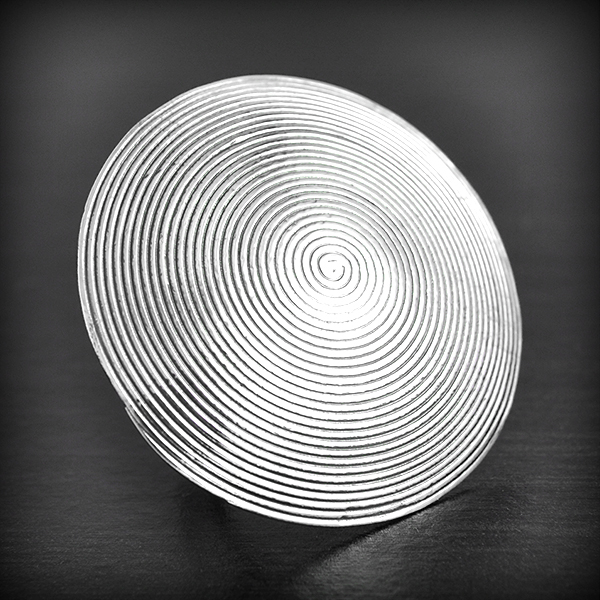 Ravissante bague en argent d'un plateau convexe orné d'une spirale en relief, anneau réglable...