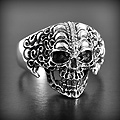 Bague tête de mort en argent, le crâne est gravé de petites vaguelettes (h:20mm)