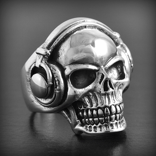 Bague tête de mort coiffée d'écouteurs en argent,
 très belle finition, prendre une taille...