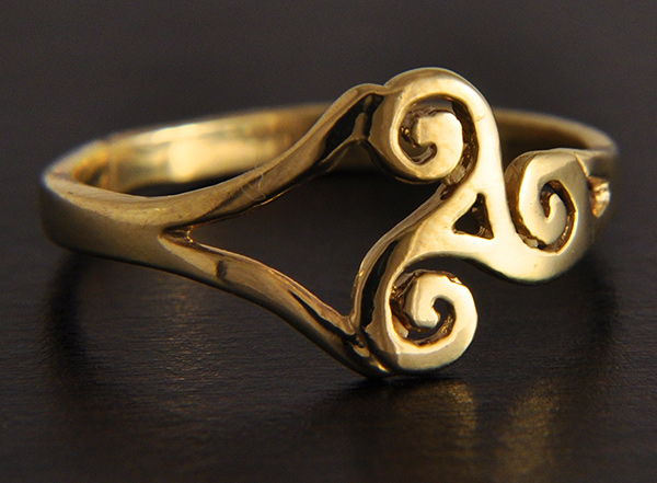 Bague en plaqué or 975 d'un très beau triskell détouré, c'est un modèle mixte et intemporel...