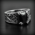 Superbe bague en argent parée d'un zirconium noir griffé et d'ornements floraux sur le dessus de...