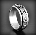 Bague en argent avec triskels tout autour de l'anneau mobile,  compter deux tailles...