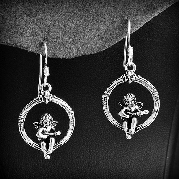 Jolie paire de boucles d'oreilles en argent d'un chérubin en volume jouant du banjo, juché sur...