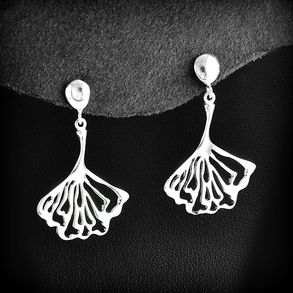 Jolie paire de boucles d'oreilles en argent d'un clou couvrant légèrement le lobe et une fleur en...