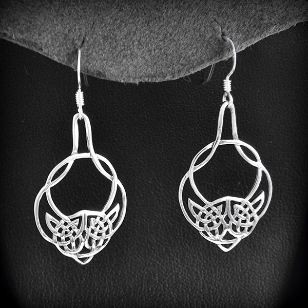 Paire de boucles d'oreilles en argent  d' entrelacs celtiques ajourés (h:40mm).