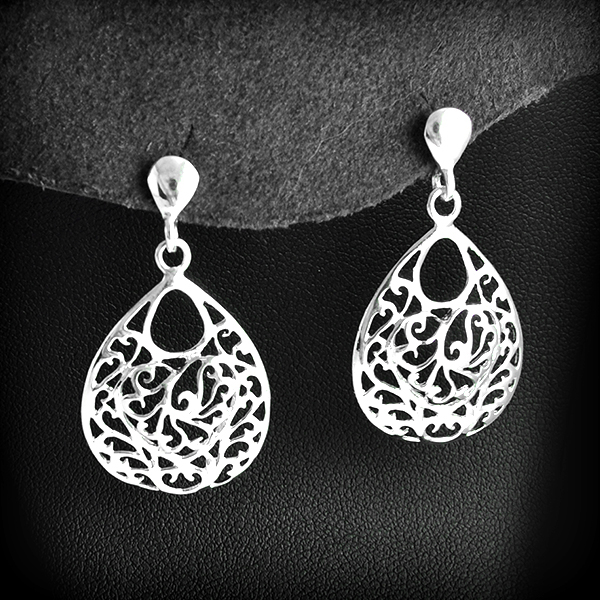 Paire de boucles d'oreilles en argent couvrant le lobe, bien proportionnée, filigrane...