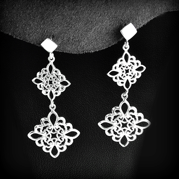 Paire de boucles d'oreilles en argent couvre le lobe d'un petit carré avec deux pampilles de...
